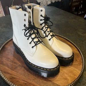 Brand new dr. Marten in ladle’s sizes 9. NWT the picture is of the size 11.
